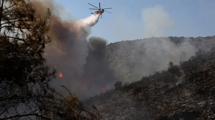 Helikopter gasi požare u Grčkoj