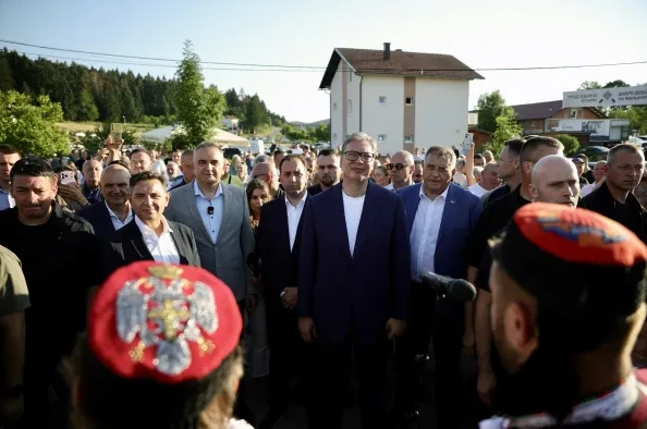 Aleksandar Vučić u pratnji zvaničnika i građana tokom predizborne posjete.