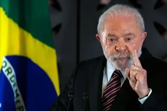 Predsjednik Brazila, Luiz Inácio Lula da Silva, govori ispred zastave Brazila