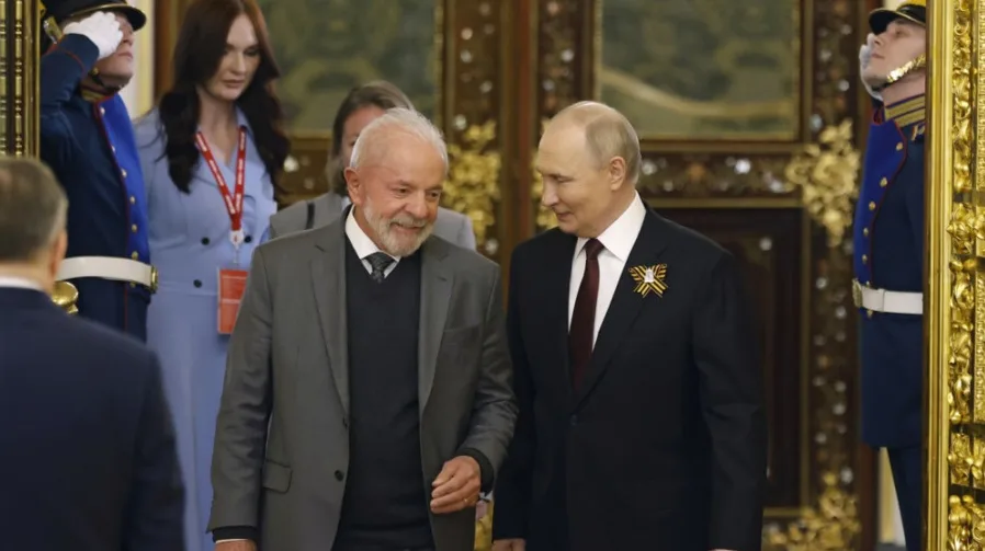 Predsjednik Brazila Luiz Inácio Lula da Silva i ruski predsjednik Vladimir Putin razgovaraju.