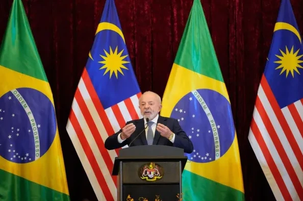 Luis Inácio Lula da Silva, predsjednik Brazila, drži govor ispred zastava Brazila i Malezije.