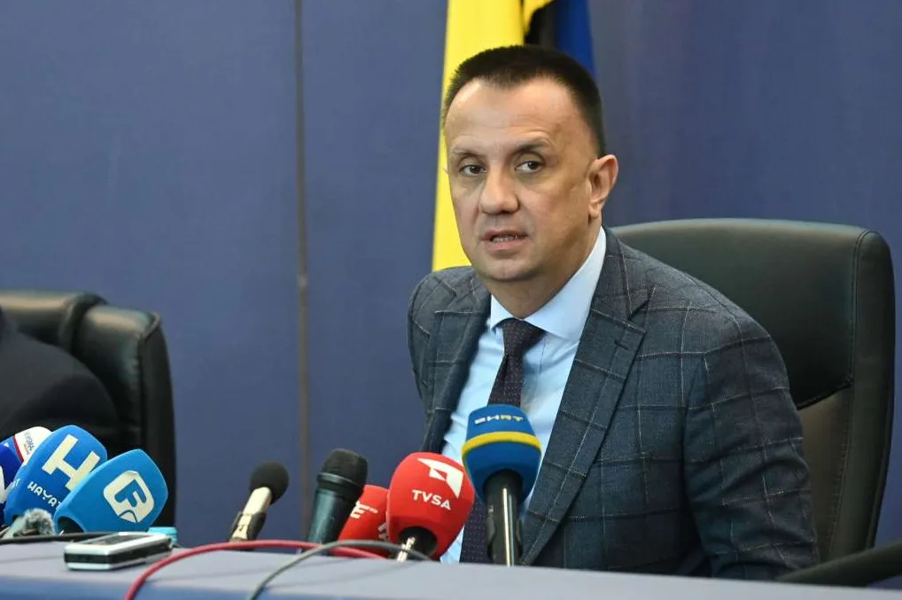 Političar za govornicom s više mikrofona