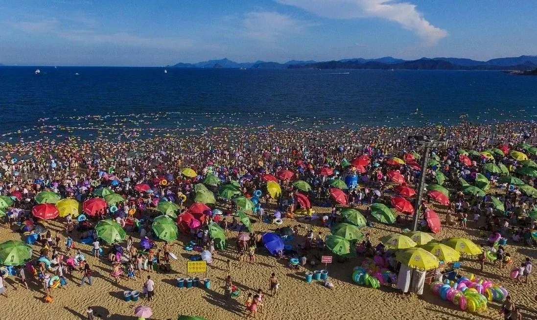 Pretrpana plaža sa hiljadama ljudi