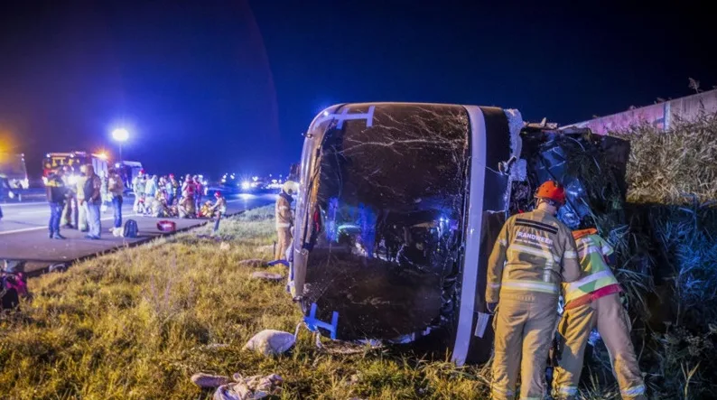 Prevrnut autobus sa đacima