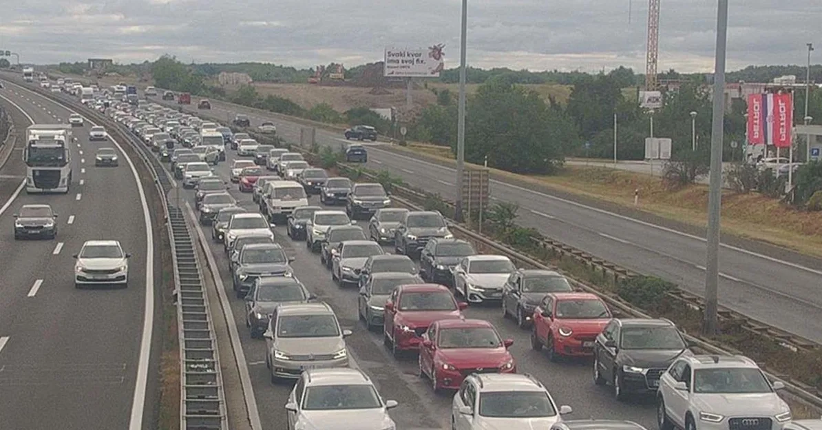 Kolona vozila zbog prevrnutog kamiona
