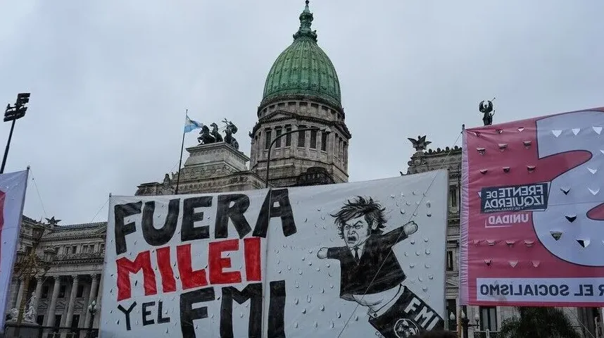 Građani drže transparent sa natpisom "Van Milei i MMF" ispred zgrade Kongresa Argentine.