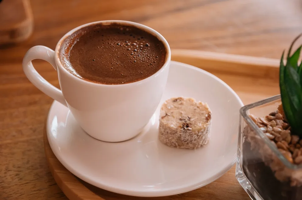 Šoljica kafe i slatkiš