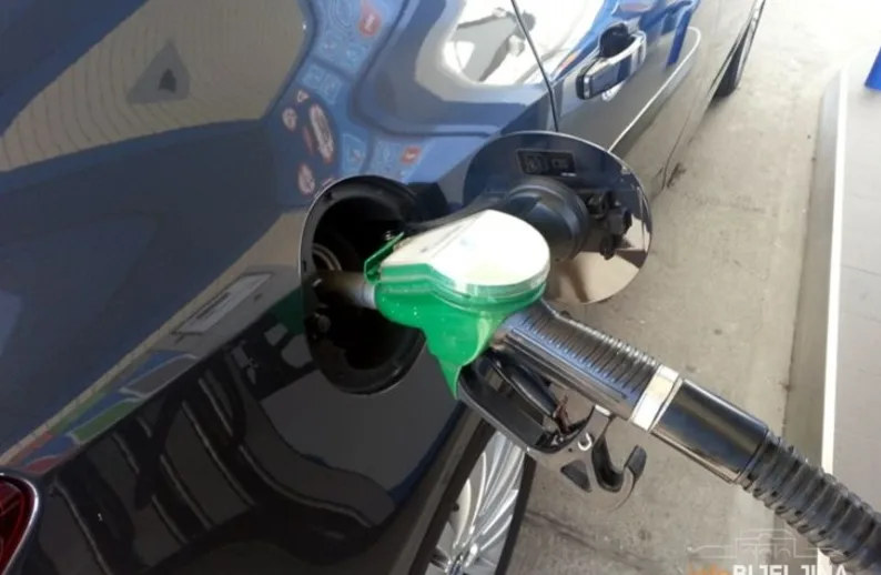 Mlaznica za gorivo u rezervoaru automobila na benzinskoj pumpi.