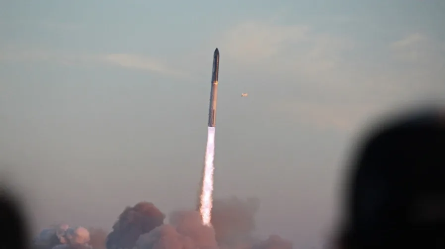 Raketa Falcon 9 u usponu s vatrenim mlazom