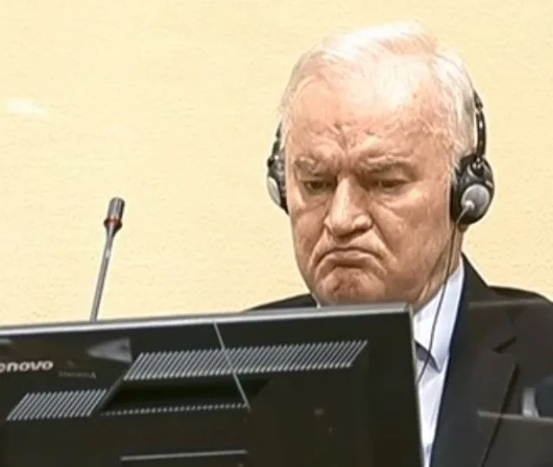 Ratko Mladić sa slušalicama ispred monitora u sudnici Haškog tribunala.