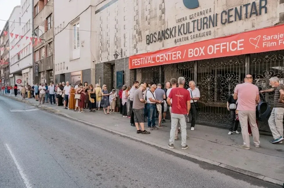 Red ljudi čeka ispred Bosanskog kulturnog centra u Sarajevu tokom filmskog festivala.