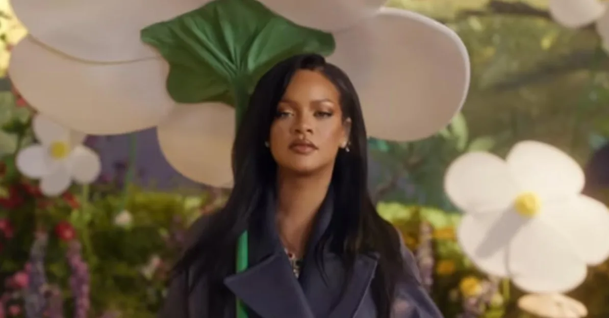 Rihanna u cvjetnom okruženju