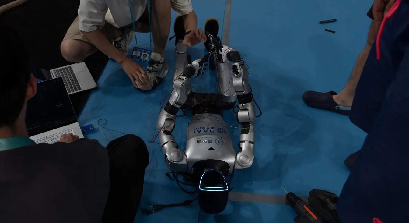 Inženjeri popravljaju robota nakon kvara