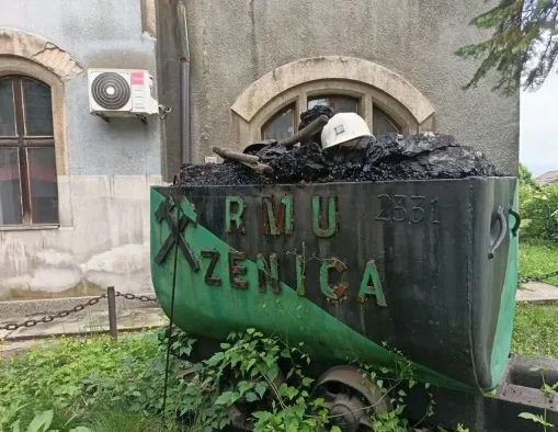 Stari rudarski vagon pun uglja sa bijelom kacigom na vrhu, ispisano je RMU ZENICA 2331.
