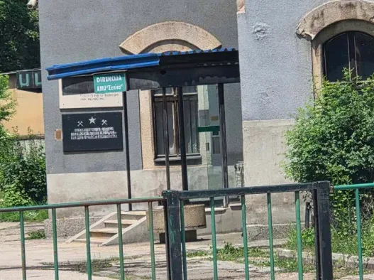 Zgrada direkcije Rudnika Zenica sa natpisnom tablom i simbolima rudara.