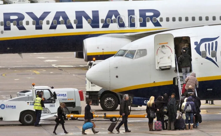 Dijelovi motora oštetili avion