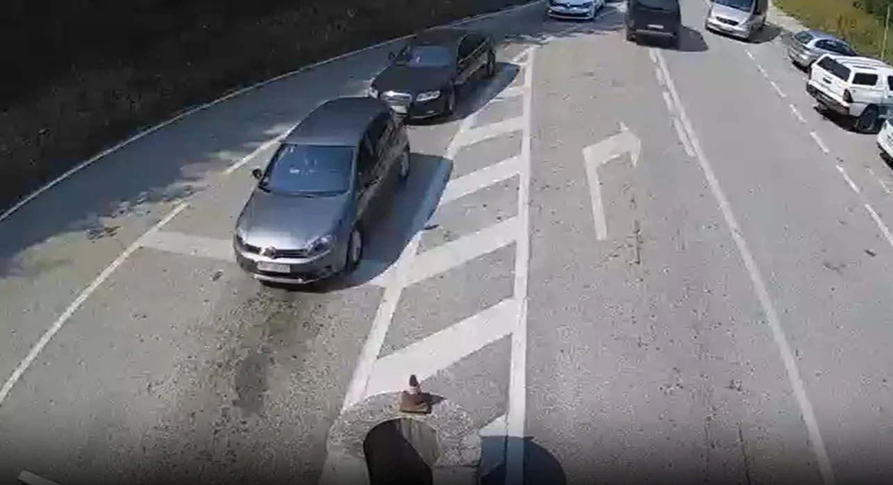 Saobraćajni čvor sa više vozila na kolovozu.