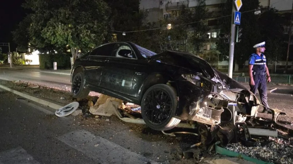 Automobil srušio semafor u Mostaru