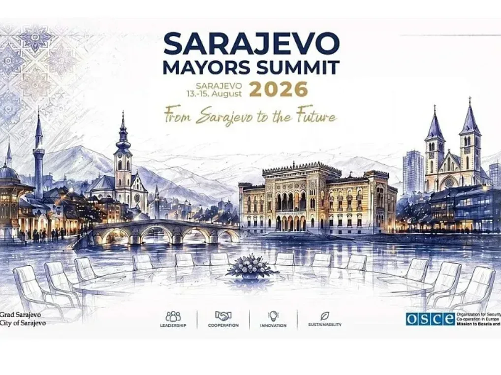 Ilustracija skice grada Sarajeva sa Miljackom u prvom planu, diplomatskim stolom sa stolicama i natpisom 'Sarajevo Mayors Summit 2026 - From Sarajevo to the Future', te logom OSCE-a.