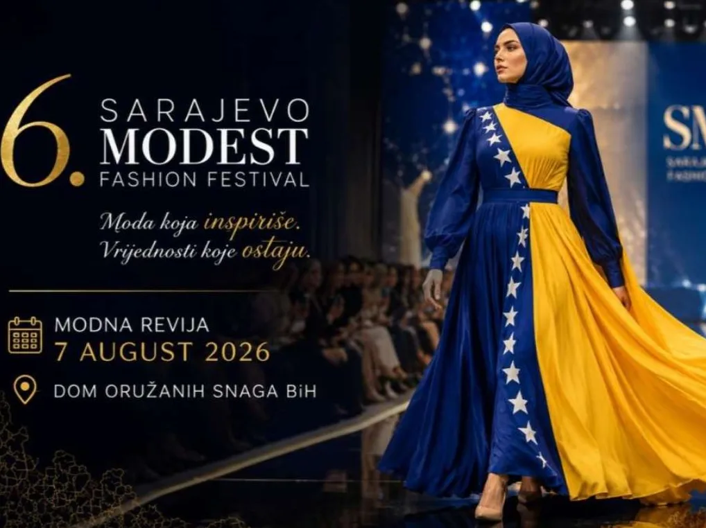 Žena u hidžabu i raskošnoj haljini u bojama zastave Bosne i Hercegovine na pisti Sarajevo Modest Fashion Festivala.
