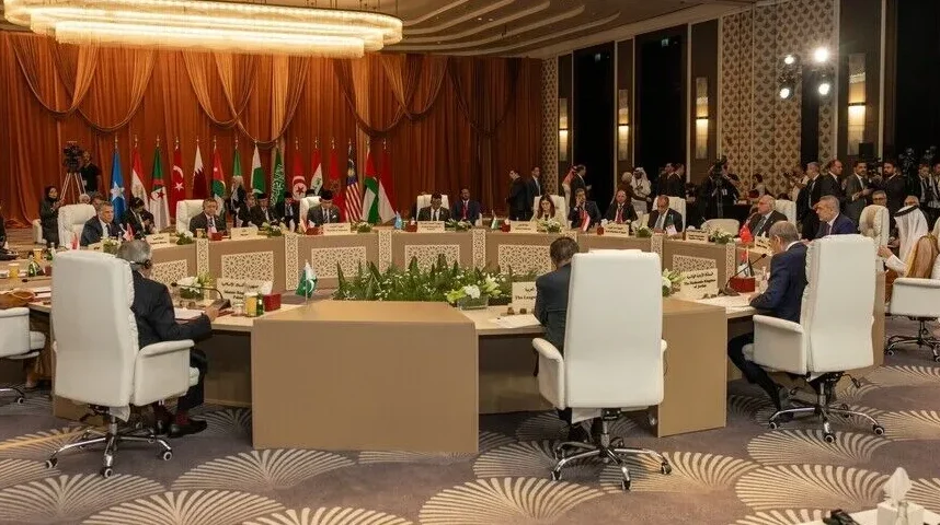 Delegati sjede za stolom tokom sastanka Organizacije islamske saradnje u Džedi.