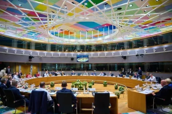 Političari sjede za okruglim stolom na sastanku u Evropskoj uniji.