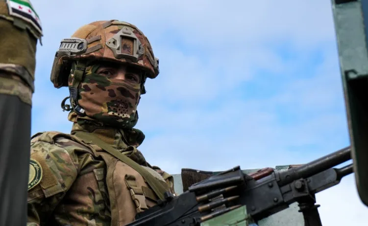 Vojnik u maskirnoj uniformi i sa zastavom