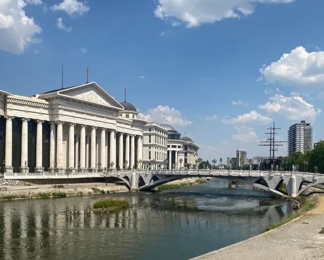 Most i Muzej makedonske borbe u Skoplju iznad rijeke Vardar