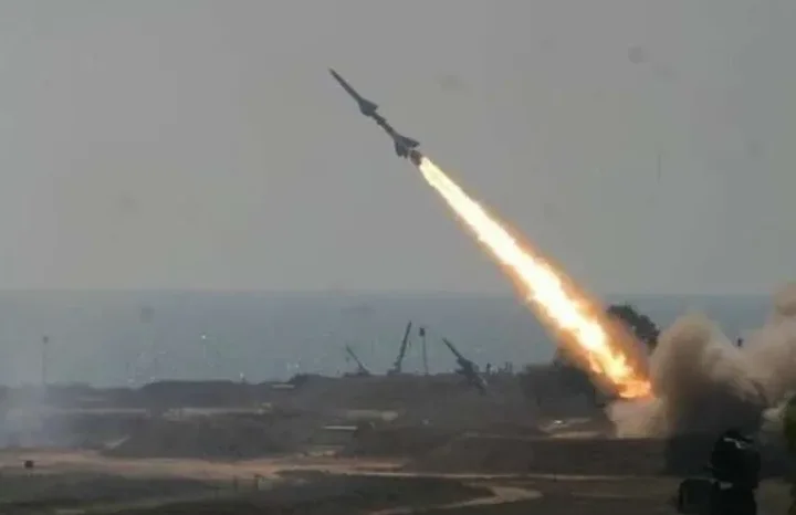Lansiranje rakete zrak-zemlja