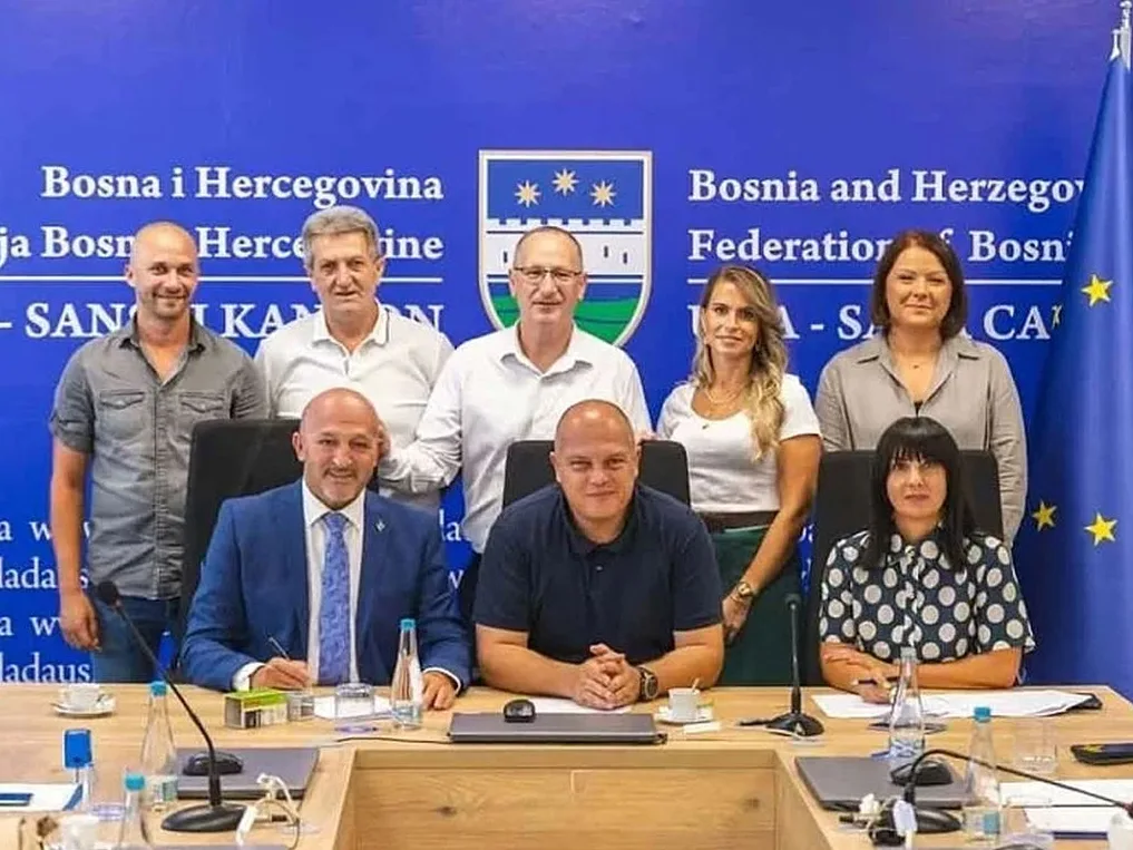 Grupa zvaničnika Bosne i Hercegovine i Federacije Bosne i Hercegovine na sastanku.