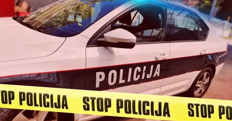 Službeno policijsko vozilo sa natpisom "POLICIJA" i žutim trakom "STOP POLICIJA"