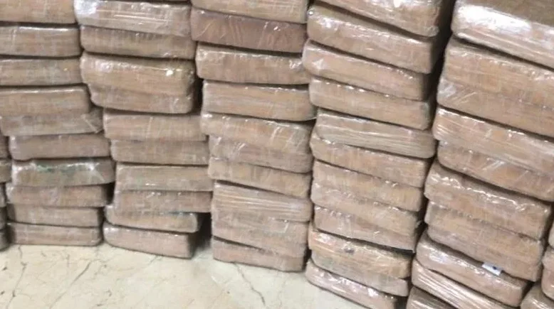 Složeni paketi zamotani u plastičnu foliju