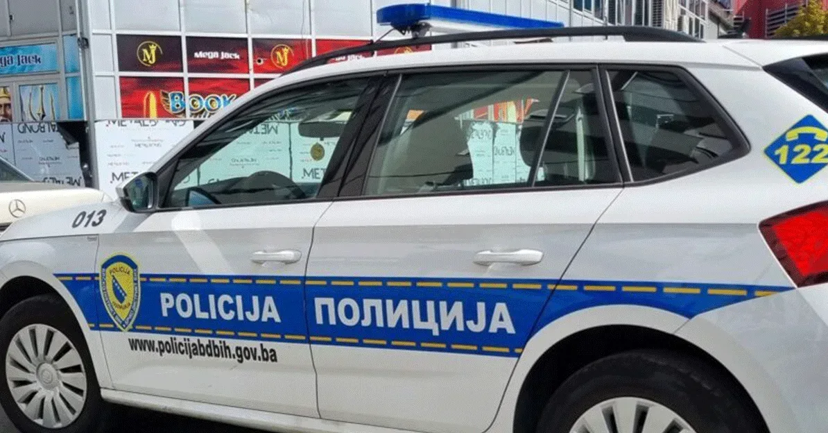 Policijsko vozilo na mjestu nesreće
