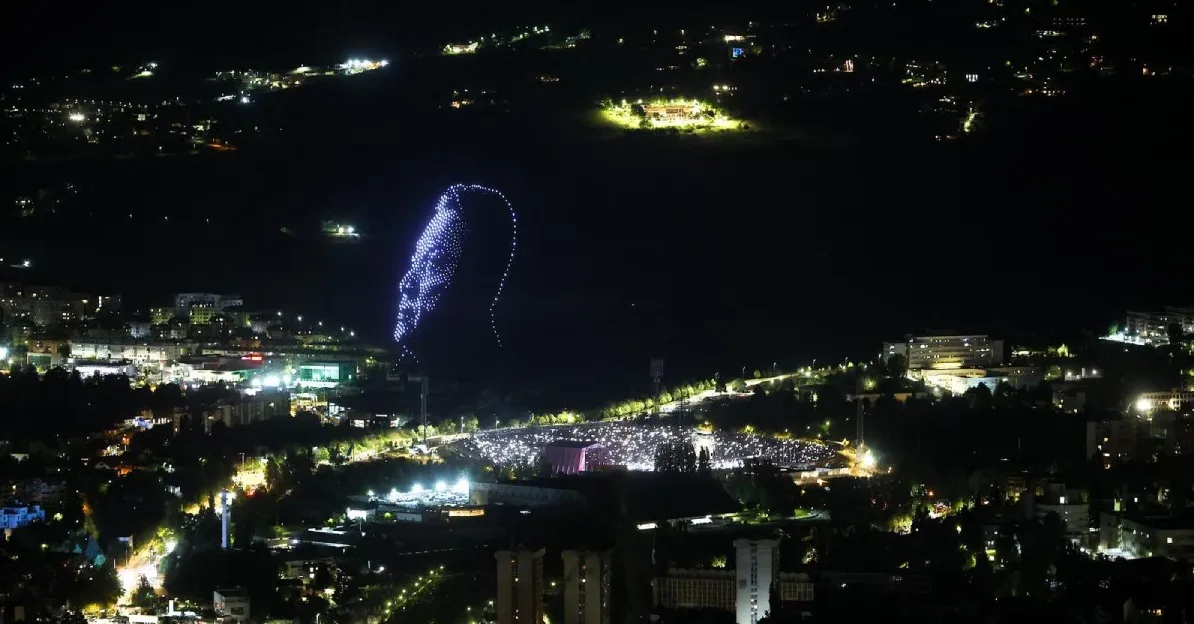 Portret formiran od hiljada dronova osvjetljava noćno nebo iznad grada