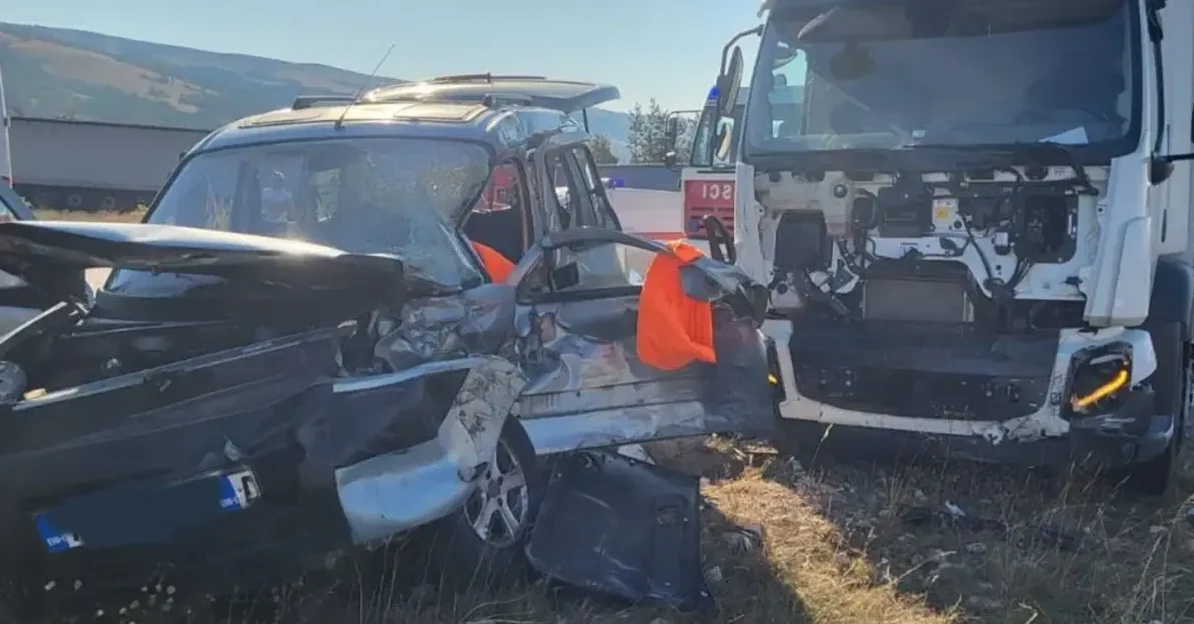 Težak saobraćajni udes - sudar kamiona i automobila na putu.