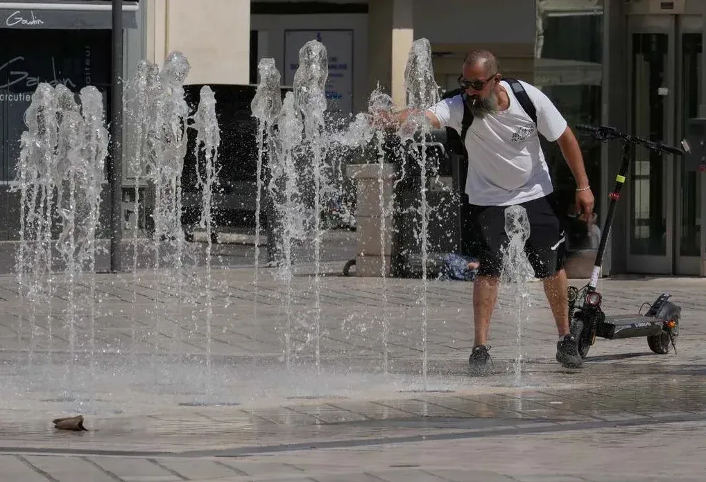 Čovjek hladi noge na fontani