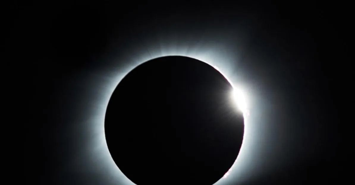 Totalna pomrčina Sunca sa vidljivom koronom