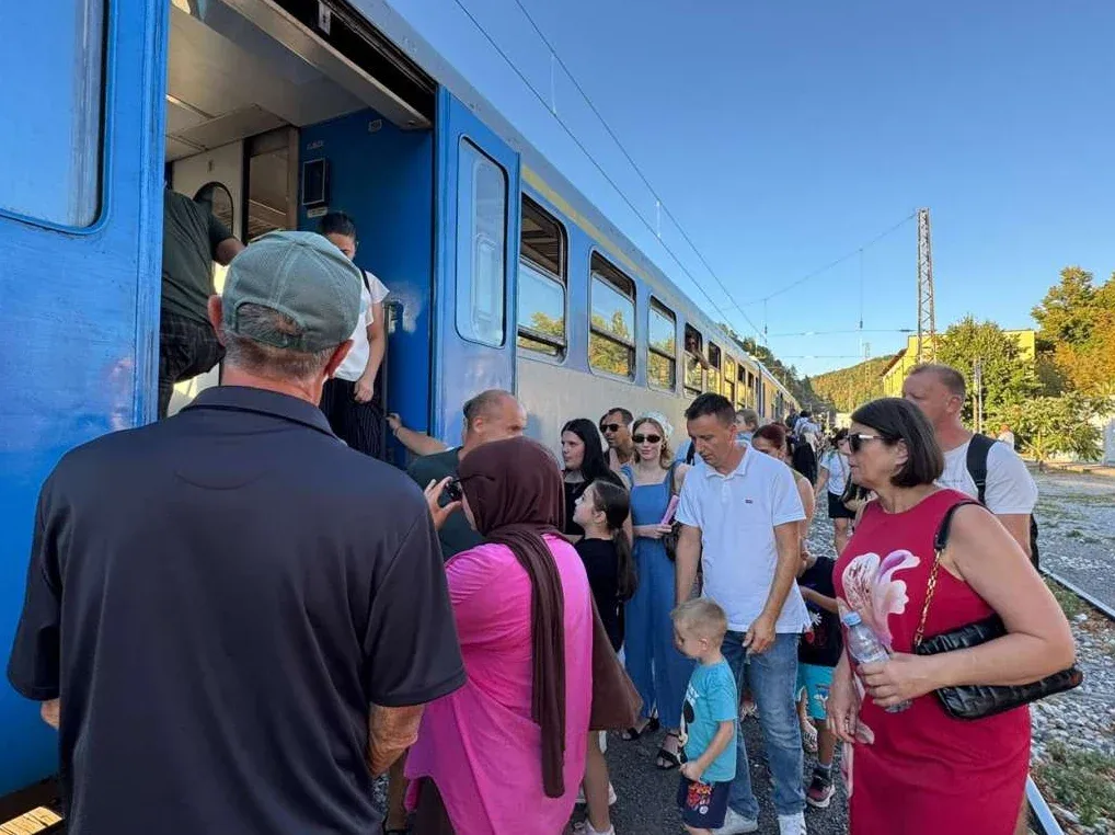 Putnici ulaze u turistički voz