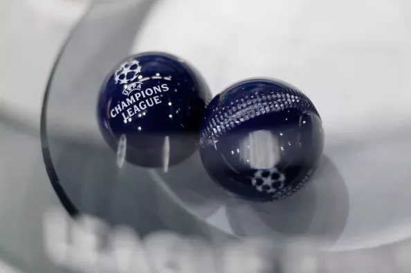 Dvije tamnoplave kuglice sa logom UEFA Lige prvaka u procesu izvlačenja
