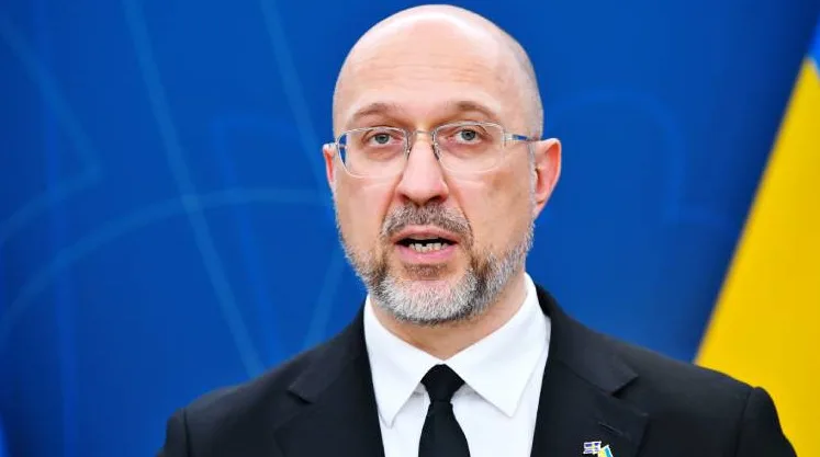 Denys Shmyhal, premijer Ukrajine, u crnom odijelu i sa naočalama.