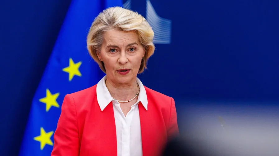Ursula von der Leyen u crvenom sakou ispred zastave Evropske unije