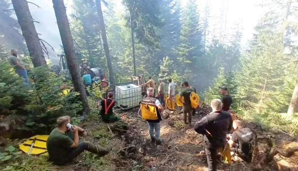 Dobrovoljci gase vatru na Grmeču