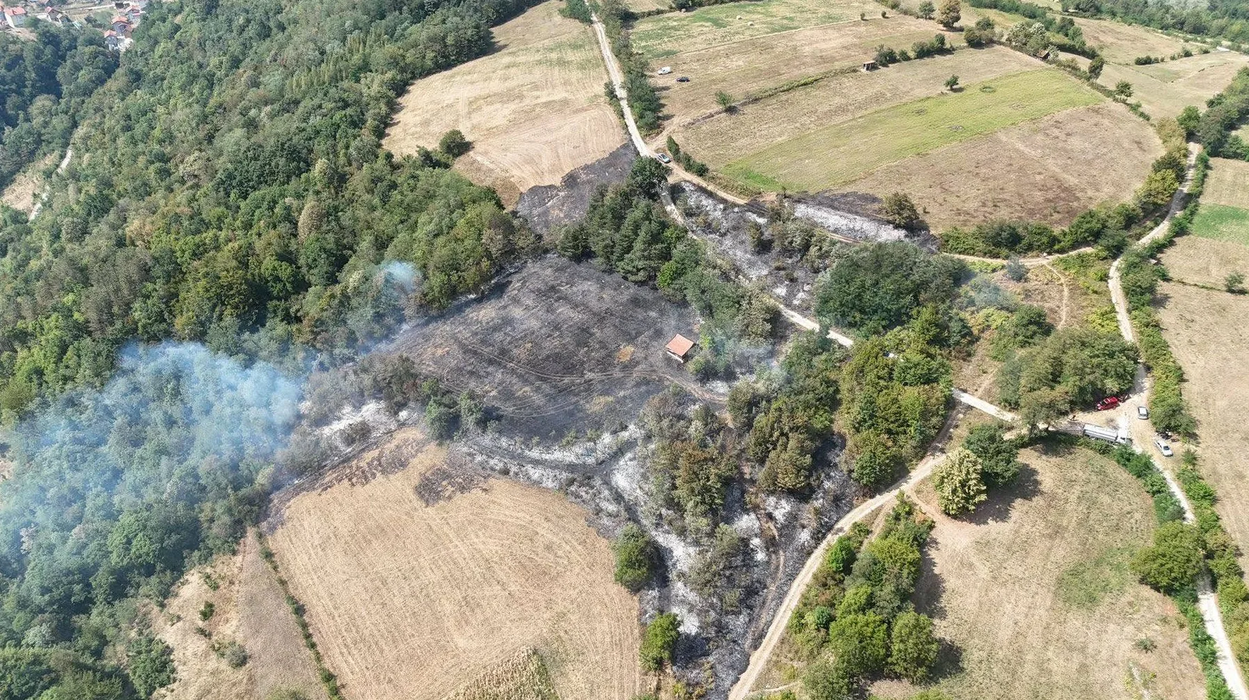 Vatrogasci Gračanice gase požar