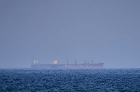 Veliki teretni brod pod imenom "GREAT EASTERN 1" plovi mirnim, talasastim morem pod mutnim, sivim nebom.