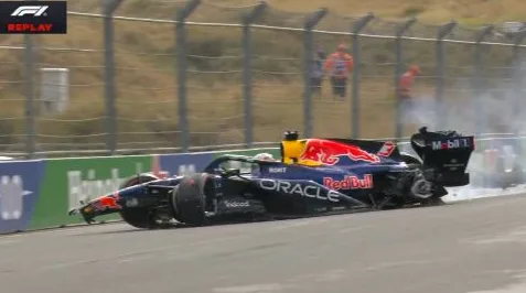 Verstappenov bolid udario u ogradu