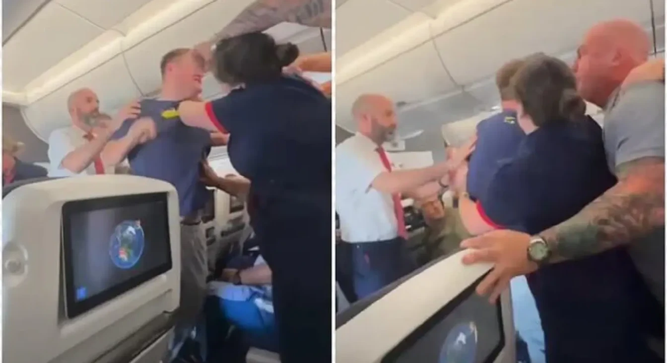 Putnici u avionu se sukobljavaju, osoblje avio-kompanije pokušava da ih razdvoji.