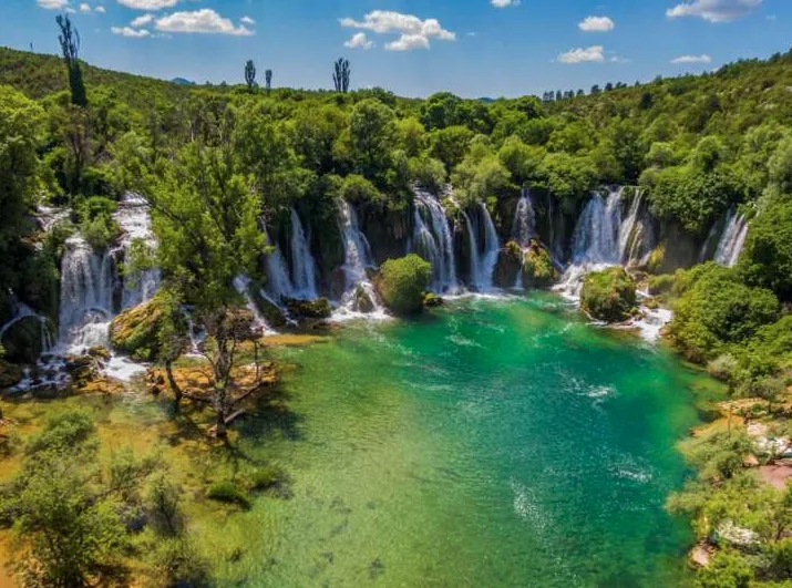 Prekrasni vodopadi Kravice u Bosni i Hercegovini sa smaragdno zelenom rijekom