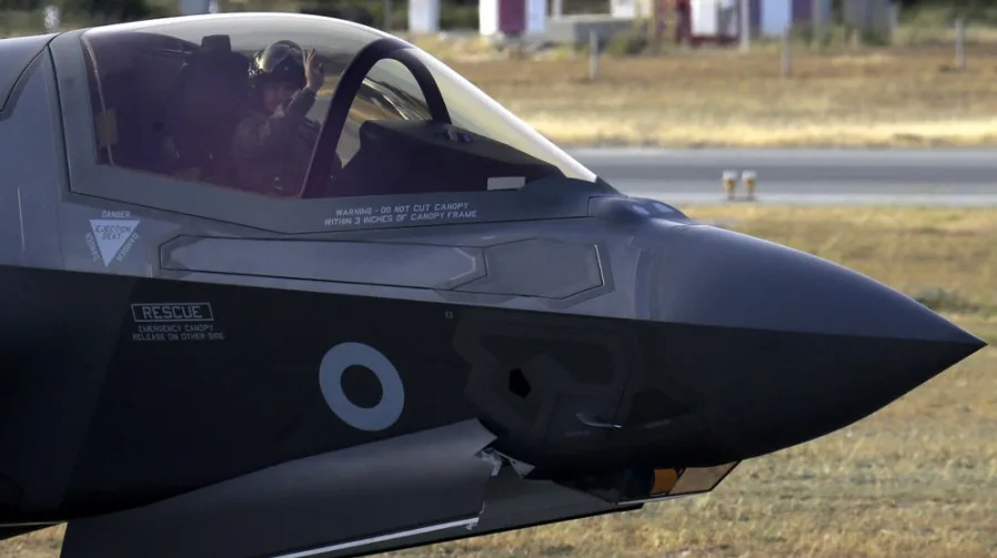 Avion F-35 sa pilotom u kokpitu koji maše rukom.