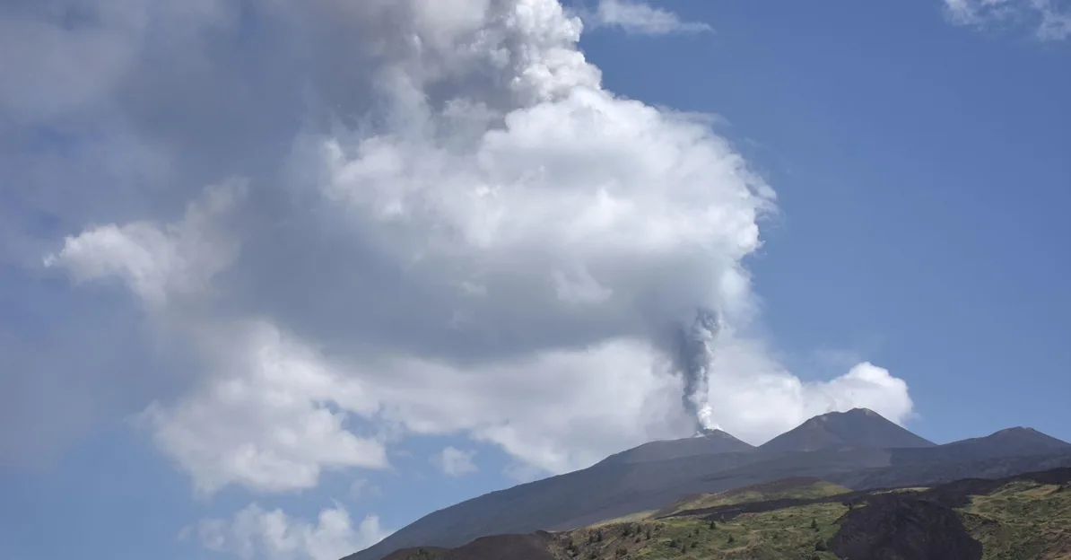Dim koji izbija iz kratera vulkana Etna na Siciliji