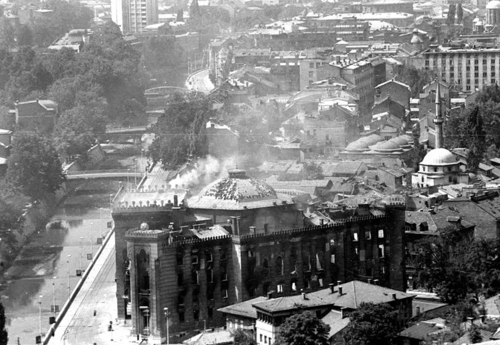 Zapaljena sarajevska Vijećnica 1992.